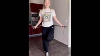 青少年裸体 TikTok 跳绳