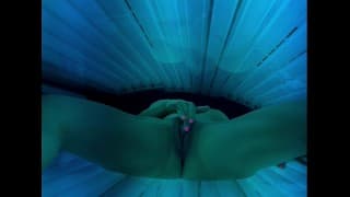 Redgifs XXX 上的 100 万次播放 在晒黑沙龙感到顽皮，玩弄我的阴户