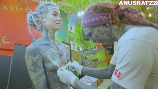 纹身模特 Anuskatzz 在肛交时获得乳头穿孔 铁杆极端粗暴的性爱 BDSM 恋物癖