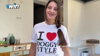 我引诱了我的继妹，当时她穿着“I Love Doggystyle”T-shirt，传教士射精在她体内！