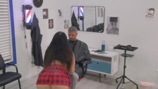 Big Booty Asian Barber 提供全方位服务 B4 客户的女孩破坏了他们！@9inedoesitall @frecklemonade