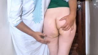 مصريه تطرق باب تسئل عن جارتها بالعمارة 🔥 يدخلها زوج جارتها ينيكها في 🍆مصري جديد