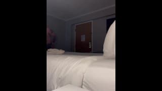 在酒店里撞倒了一些已婚荡妇