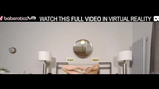 独自顽皮的女同性恋者 Anna Seal 和 Julia Red 整天在 VR 中用性玩具自慰。