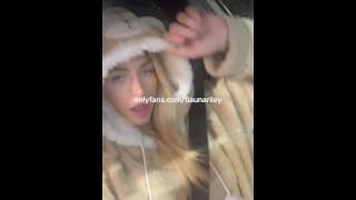 Blonde Babe Big Tits - 意外胸部病毒式传播！