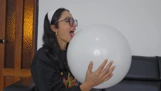 Marianna 吹起一个装满红色吻的白色气球，让它流行起来（完整视频在 C4S/OF/MV/Mem