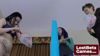 三位新人正在潜入他们的第一次裸体拍摄