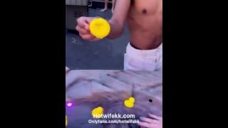 伙计们随机挑选鸭子，看看他们能操哪个女孩——这些家伙选择了我！