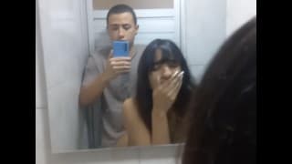 Me follo a mi novia en el baño me corro en ella sin condos
