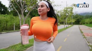 Mi nuevo entrenador solo tenía la fantasía de arrancarme los pantalones  y follarme duro.